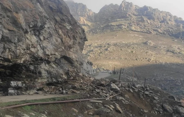 Azərbaycanda qaya uçdu, yol bağlandı