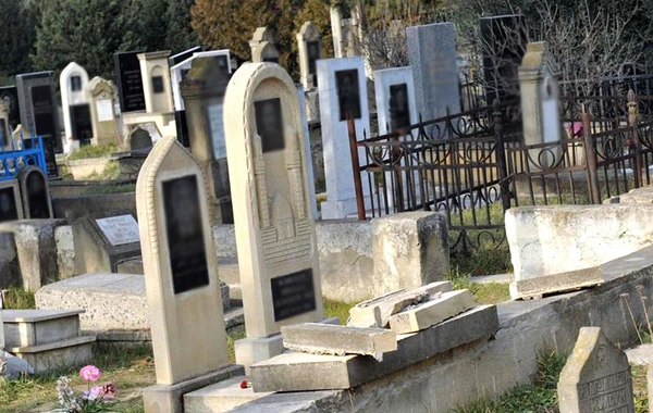 Azərbaycanda gənc oğlanla qız qəbiristanlıqda sevişərkən yaxalandı - TƏFƏRRÜAT