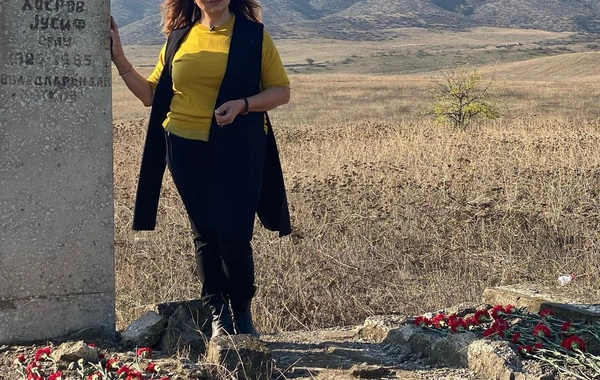 Xalq artisti 28 il sonra atası və bacısının qəbrini ziyarət etdi - FOTO