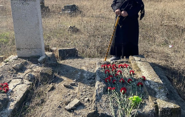Xalq artisti 28 il sonra atası və bacısının qəbrini ziyarət etdi - FOTO