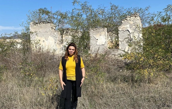 Xalq artisti 28 il sonra atası və bacısının qəbrini ziyarət etdi - FOTO