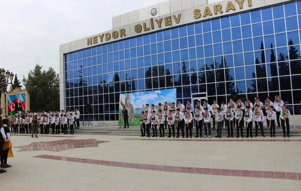 Yevlaxda “Çiçəklənən Xarıbülbül” adlı flaşmob keçirilib - FOTO