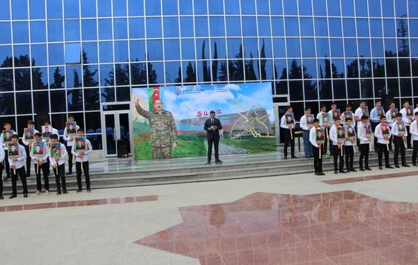 Yevlaxda “Çiçəklənən Xarıbülbül” adlı flaşmob keçirilib - FOTO