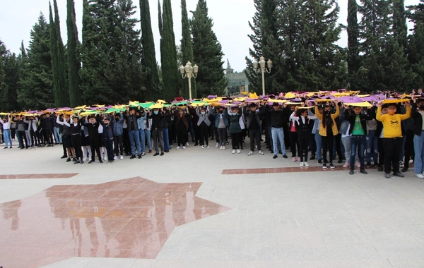 Yevlaxda “Çiçəklənən Xarıbülbül” adlı flaşmob keçirilib - FOTO
