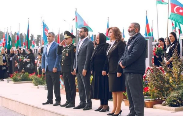 Regionlardan gələn şəhid anaları birlik göstərərək Fəxri xiyabanda yürüş etdilər - FOTO/VİDEO
