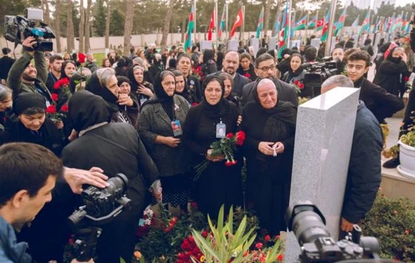 Regionlardan gələn şəhid anaları birlik göstərərək Fəxri xiyabanda yürüş etdilər - FOTO/VİDEO