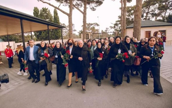 Regionlardan gələn şəhid anaları birlik göstərərək Fəxri xiyabanda yürüş etdilər - FOTO/VİDEO