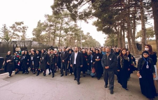 Regionlardan gələn şəhid anaları birlik göstərərək Fəxri xiyabanda yürüş etdilər - FOTO/VİDEO