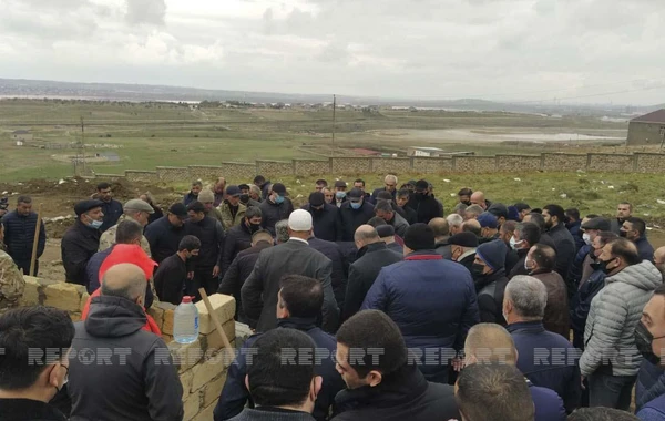 Журналиста Эльнура Ашрафоглу проводили в последний путь - ФОТО