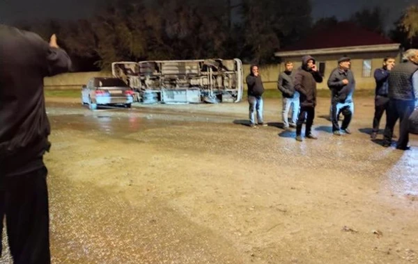 Sumqayıtda minik avtomobili ilə toqquşan avtobus aşdı - FOTO