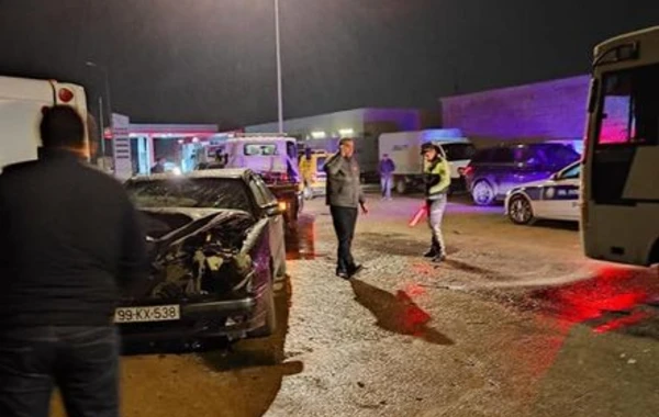 Sumqayıtda minik avtomobili ilə toqquşan avtobus aşdı - FOTO