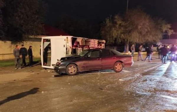 Sumqayıtda minik avtomobili ilə toqquşan avtobus aşdı - FOTO