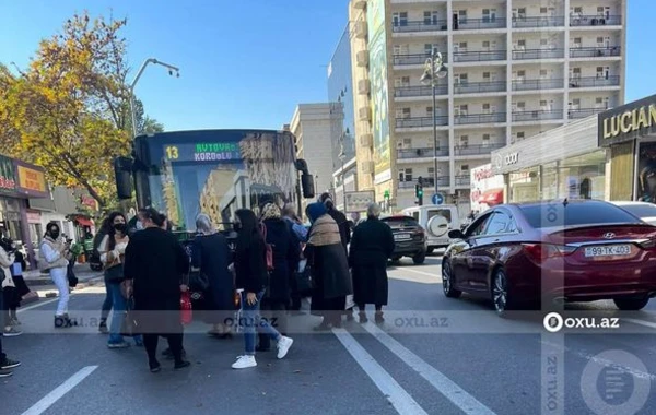 Bakıda sərnişin avtobusu qəzaya uğradı: Hərəkət dayandı - FOTO