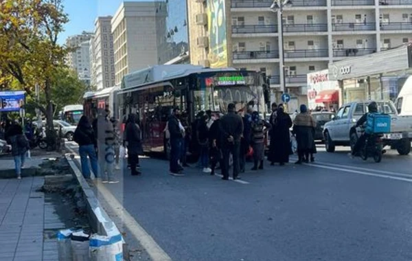 Bakıda sərnişin avtobusu qəzaya uğradı: Hərəkət dayandı - FOTO