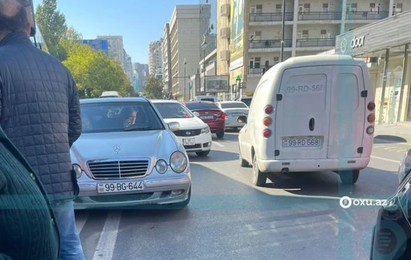Bakıda sərnişin avtobusu qəzaya uğradı: Hərəkət dayandı - FOTO