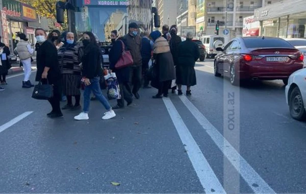 Bakıda sərnişin avtobusu qəzaya uğradı: Hərəkət dayandı - FOTO