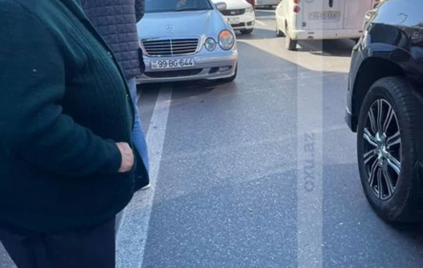 Bakıda sərnişin avtobusu qəzaya uğradı: Hərəkət dayandı - FOTO