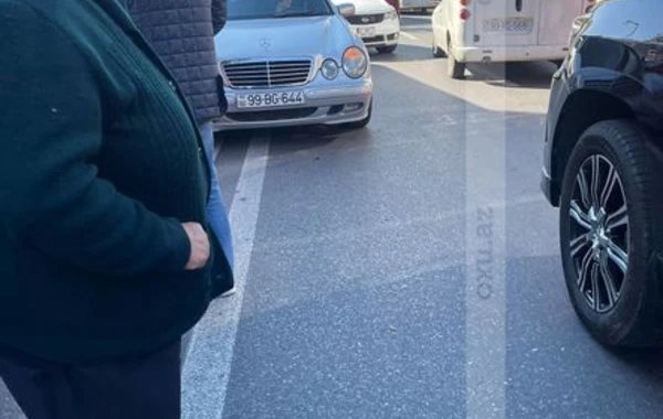 В Баку пассажирский автобус попал в аварию, движение парализовано - ФОТО