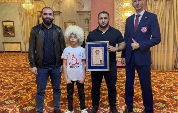 Plank vəziyyətində 11 saat, 11 dəqiqə, 11 saniyə qalaraq dünya rekordu vurdu - FOTO