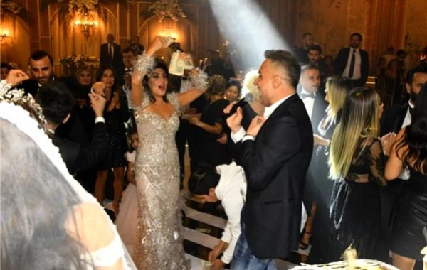 Tanınmış müğənni toyda dollar yağışına tutuldu - FOTO/VİDEO