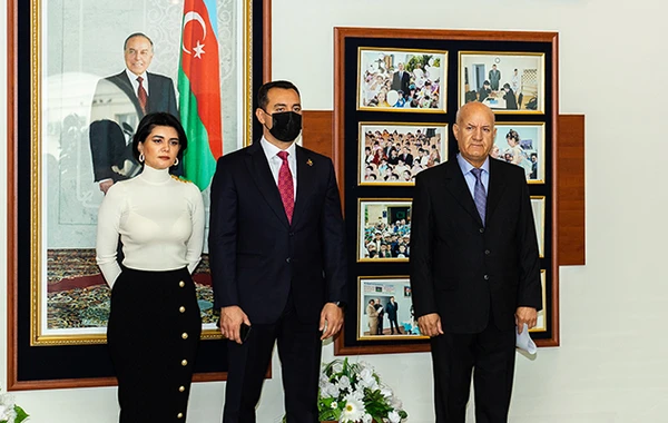XXI Əsr Beynəlxalq Təhsil və İnnovasiya Mərkəzinin akt zalına şəhid əməkdaşının adı verildi - FOTO