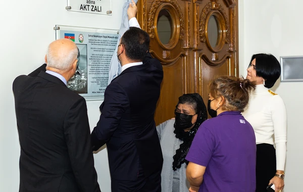 XXI Əsr Beynəlxalq Təhsil və İnnovasiya Mərkəzinin akt zalına şəhid əməkdaşının adı verildi - FOTO