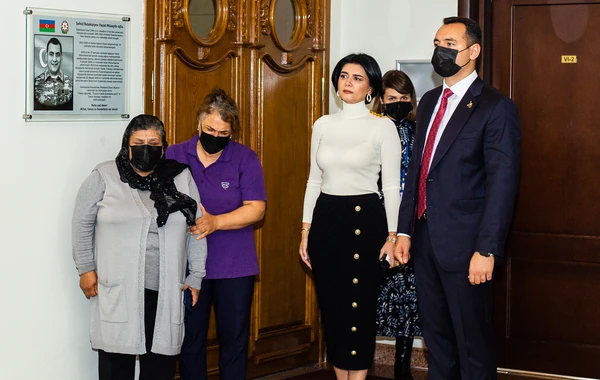 XXI Əsr Beynəlxalq Təhsil və İnnovasiya Mərkəzinin akt zalına şəhid əməkdaşının adı verildi - FOTO