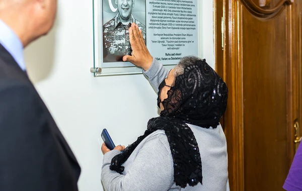 XXI Əsr Beynəlxalq Təhsil və İnnovasiya Mərkəzinin akt zalına şəhid əməkdaşının adı verildi - FOTO