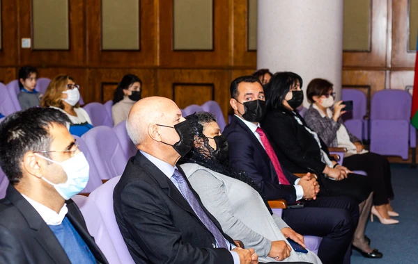 XXI Əsr Beynəlxalq Təhsil və İnnovasiya Mərkəzinin akt zalına şəhid əməkdaşının adı verildi - FOTO