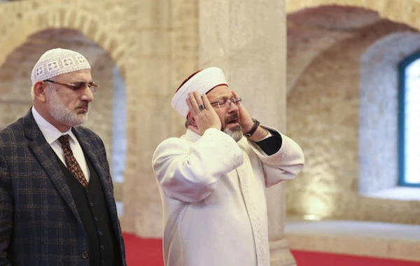 Türkiyənin Diyanət işləri başqanı Şuşada azan verdi - VİDEO