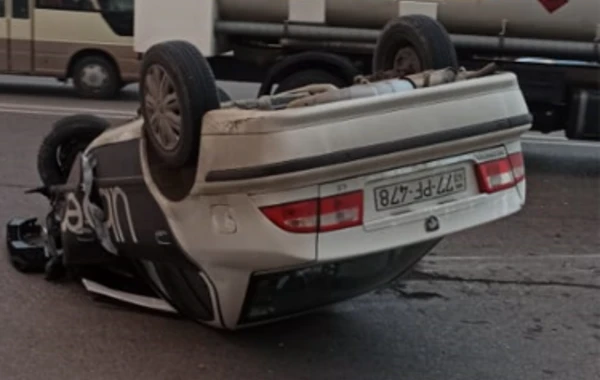 Bakıda ağır yol qəzası: Avtomobil aşdı - FOTO/VİDEO