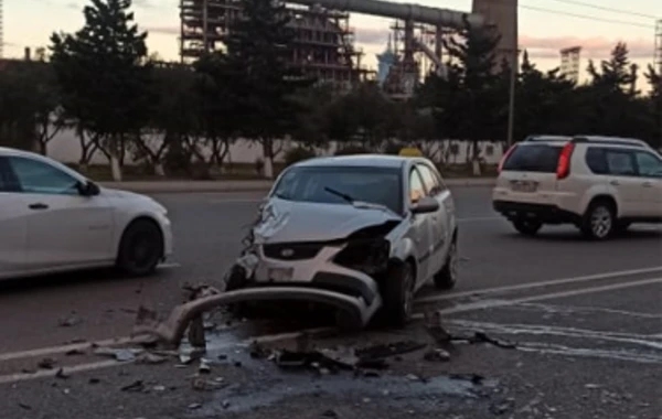Тяжелое ДТП в Баку: перевернулся автомобиль - ВИДЕО