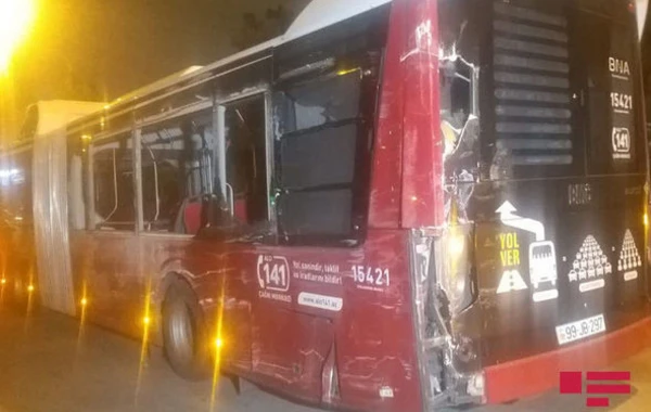 Bakıda tuneldə zəncirvari qəzada sürücü xəsarət aldı, sərnişin şok keçirdi – FOTO