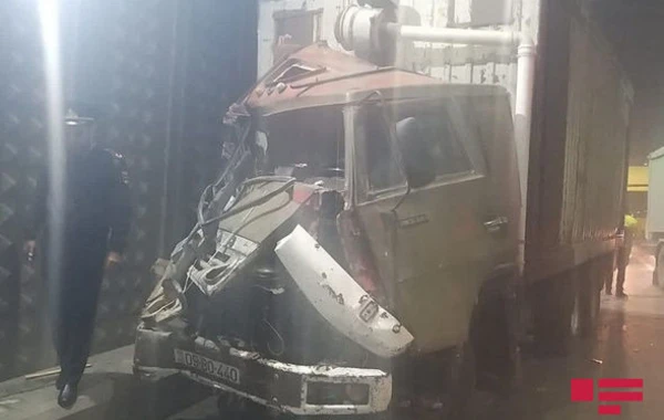 Bakıda tuneldə zəncirvari qəzada sürücü xəsarət aldı, sərnişin şok keçirdi – FOTO