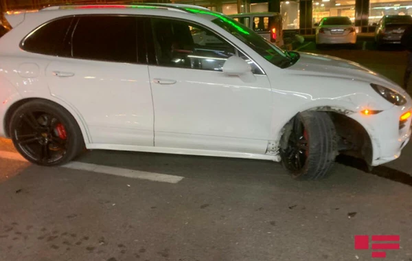 Bakıda “Porsche” qəza törədib - FOTO
