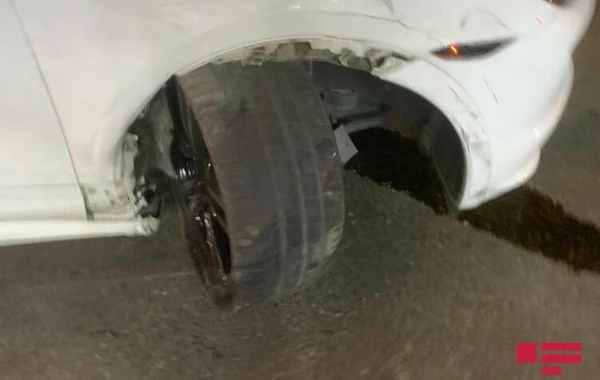 Bakıda “Porsche” qəza törədib - FOTO