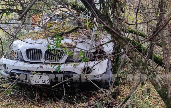Qaxda qəza baş verib, avtomobillər meşəlik əraziyə aşıb - FOTO