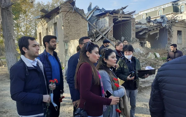 Pakistan və Yaponiya jurnalistləri Gəncədə erməni terroru barədə məlumatlandırılıblar - FOTO