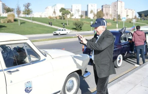Bakıda klassik avtomobillərin yürüşü keçirilib – FOTO