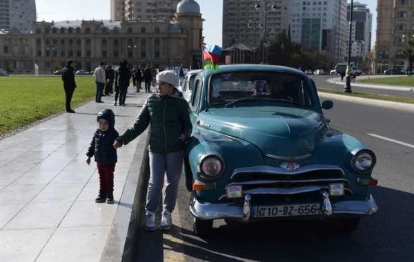 Bakıda klassik avtomobillərin yürüşü keçirilib – FOTO
