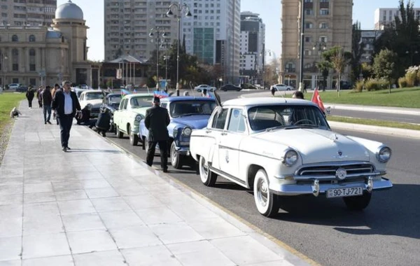 Bakıda klassik avtomobillərin yürüşü keçirilib – FOTO