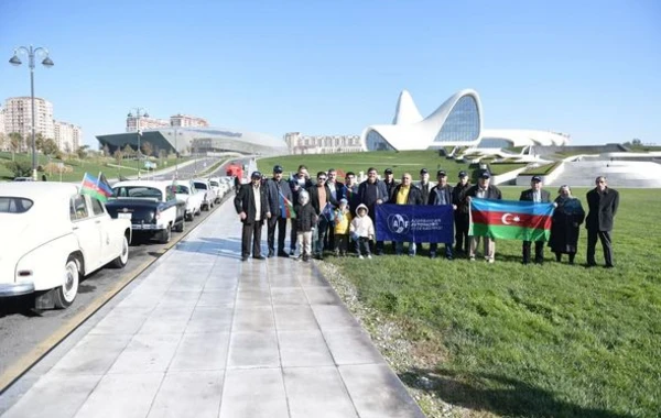 Bakıda klassik avtomobillərin yürüşü keçirilib – FOTO