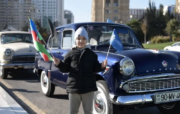 Bakıda klassik avtomobillərin yürüşü keçirilib – FOTO