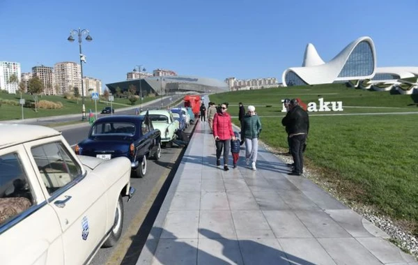 Bakıda klassik avtomobillərin yürüşü keçirilib – FOTO