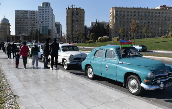 В столице состоялся автопробег с участием классических автомобилей по случаю Дня Победы - ФОТО