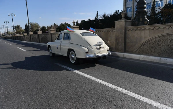 В столице состоялся автопробег с участием классических автомобилей по случаю Дня Победы - ФОТО