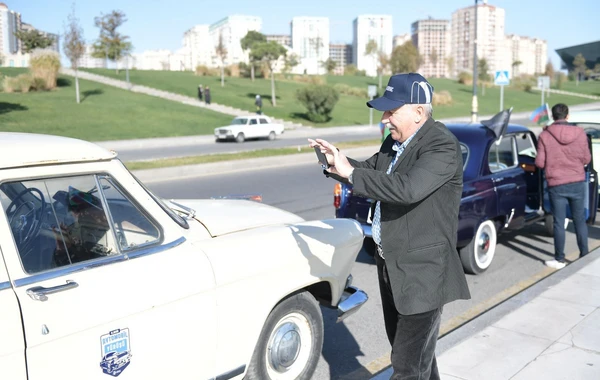 В столице состоялся автопробег с участием классических автомобилей по случаю Дня Победы - ФОТО