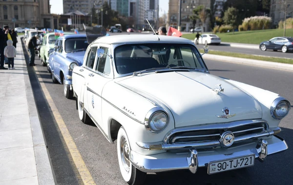 В столице состоялся автопробег с участием классических автомобилей по случаю Дня Победы - ФОТО
