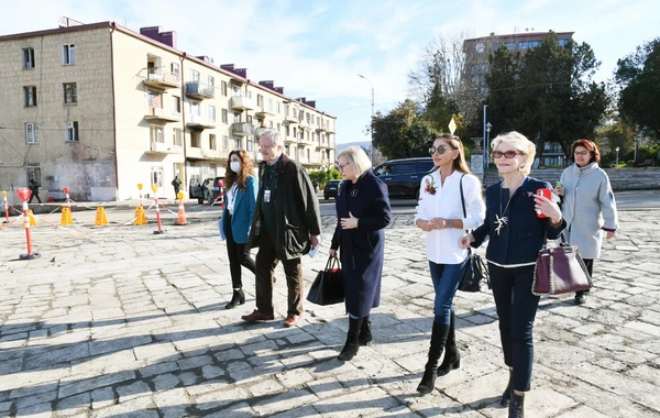Prezident və birinci xanım VIII Qlobal Bakı Forumunun Şuşaya səfər edən iştirakçıları ilə söhbət ediblər - FOTO