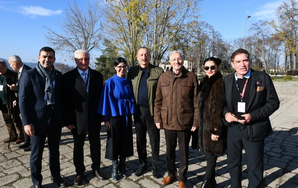 Prezident və birinci xanım VIII Qlobal Bakı Forumunun Şuşaya səfər edən iştirakçıları ilə söhbət ediblər - FOTO